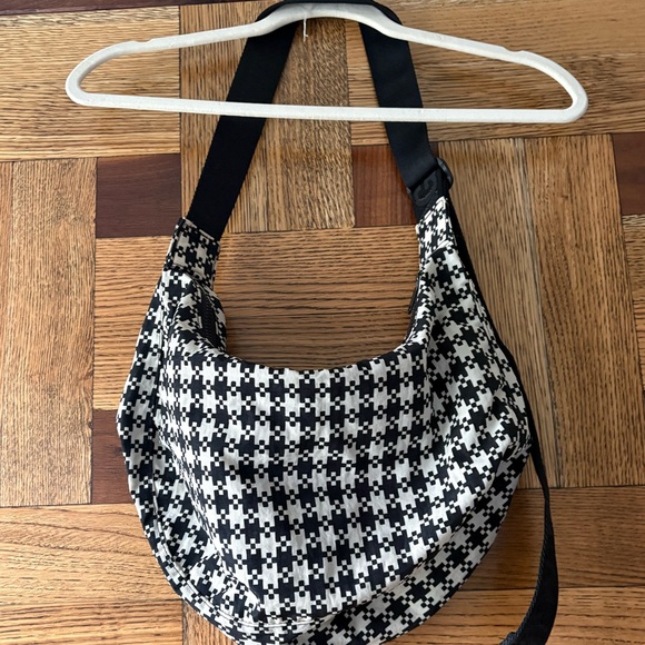 Baggu | Medium Nylon Crescent Bag Black + White Pixel Gingham - Picture 3 of 3